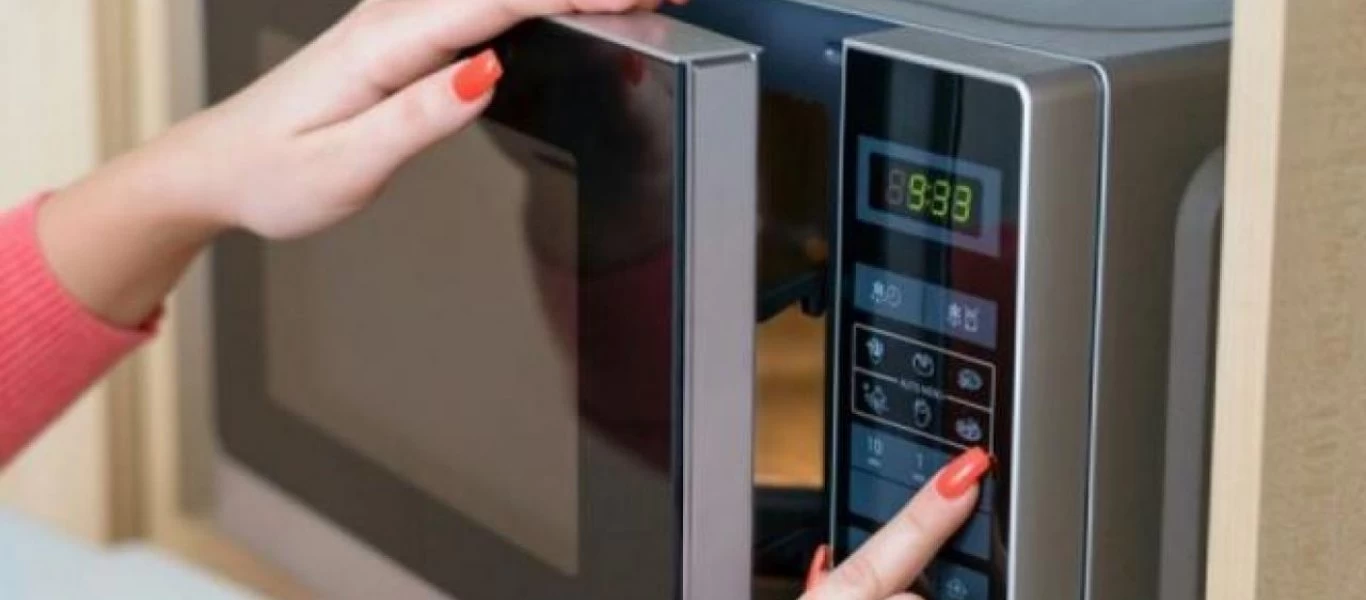 Προσοχή: Αυτός είναι ο λόγος που δεν πρέπει να «ανάβουμε» τον φούρνο μικροκυμάτων όταν είναι άδειος